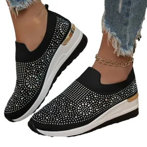 Sneaker con zeppa platform da donna nere con strass scintillanti e dettagli di moda