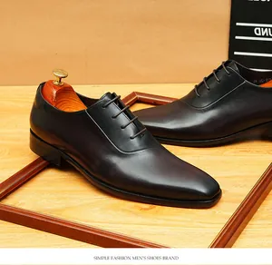 Detalle en primer plano de zapatos Oxford de cuero genuino para hombre con punta pulida