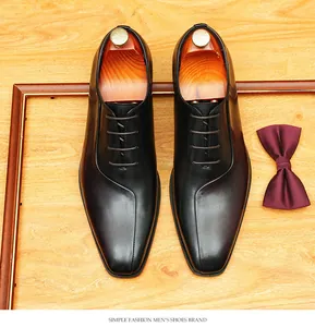 Vista superior de zapatos Oxford de cuero negro con punta fina y hormas de madera