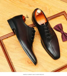 Vista detallada de zapatos Oxford de cuero genuino para hombre con punta fina