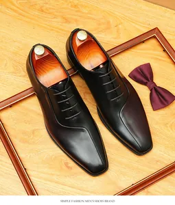 Vista superior de zapatos oxford formales de cuero negro para hombre con costuras de estilo