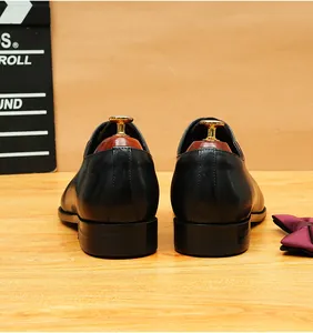 Vista trasera detallada de zapatos Oxford de cuero negro para hombre