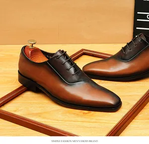 Detalle elegante de zapatos oxford de cuero marrón degradado con diseño de punta clásica