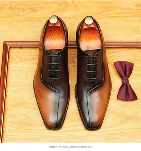 Vista superior de zapatos Oxford de cuero marrón con elegante acabado degradado