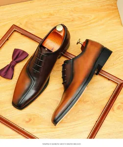 Vista de detalle de zapatos Oxford para hombre en cuero con pátina marrón formal