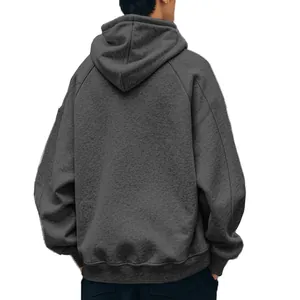 Λεπτομερής πίσω όψη ανδρικού oversized φούτερ με κουκούλα σε ανθρακί γκρι χρώμα και φλις