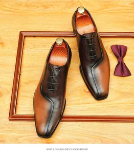 Vista detallada de zapatos Oxford de cuero genuino para hombre con elegante acabado pátina