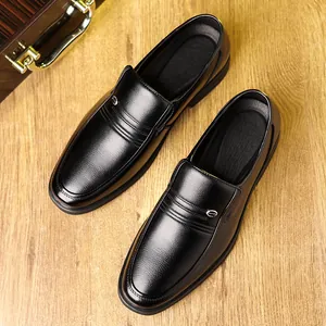 Scarpe classiche in pelle nera da uomo modello slip-on per ufficio e business