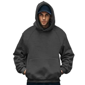 Ανδρικό μοντέλο με σκούρο γκρι oversized φούτερ με κουκούλα και μεγάλη τσέπη καγκουρό