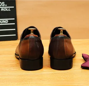Detalle de zapatos Oxford de cuero marrón mostrando el talón y el acabado