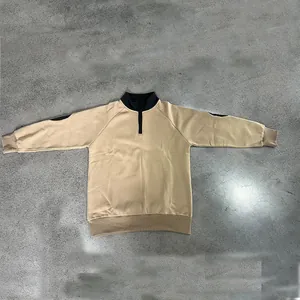Plat neergelegde kaki sweatshirt met contrasterende zwarte opstaande kraag en rits