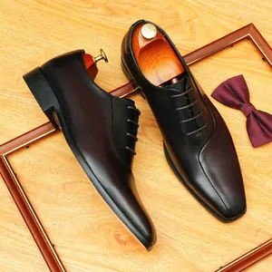 Zapatos de vestir para hombre en cuero con diseño de empalme y punta afilada elegante