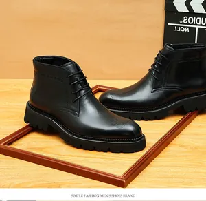 Botas Martin clásicas de cuero negro para hombre con detalles troquelados y suela de plataforma gruesa