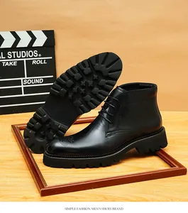 Primer plano de botas Martin de cuero negro con detalles tallados y suelas track