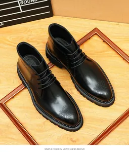 Vista detallada de botas de cuero negro estilo brogue para hombre sobre madera real