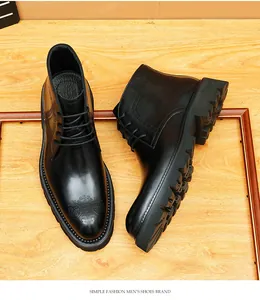 Detalle de botas brogue negras para hombre con puntera tallada y suela gruesa resistente.