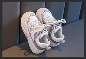 Detailansicht weiß-silberner Kindersneaker mit dicker, rutschfester Gummisohle
