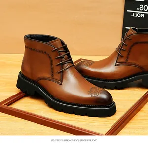Detalle de botas Martin de cuero retro con elegantes tallas brogue y suela gruesa