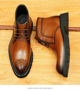 Detalle de alta calidad de la textura de cuero tallado marrón de estas botas Martin vintage.
