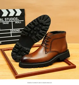 Detalle de botas brogue de cuero marrón para hombre con punta bruñida y suela dentada.