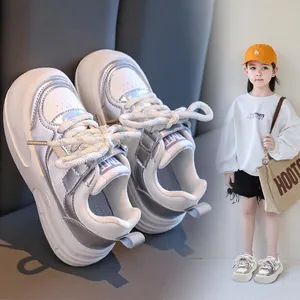 Modische Kinder-Sportschuhe in Silber und Weiß mit Klettverschluss und rutschfester Sohle