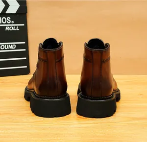 Vista posterior detallada de botas Martin de cuero marrón vintage con suela de plataforma