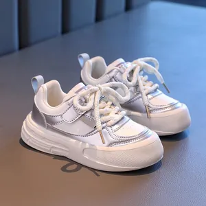 Stylische silberne Kindersneaker mit rutschfesten Sohlen und Klettverschluss für die Freizeit.