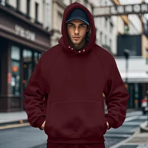 Μπροστινή όψη άνδρα που φοράει μπορντό oversized φλις φούτερ με κουμπιά στην κουκούλα.