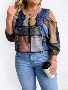 Nahaufnahme eines Damen-Oberteils in Übergröße mit buntem Patchwork-Print und Reißverschluss.