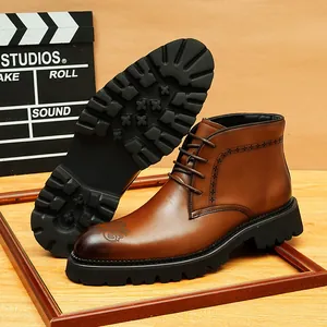 Botas vintage de cuero marrón para hombre con detalles brogue y suelas gruesas robustas
