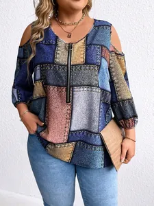 Detailansicht des Damen Oberteils in Übergröße mit Reißverschluss und Denim-Print