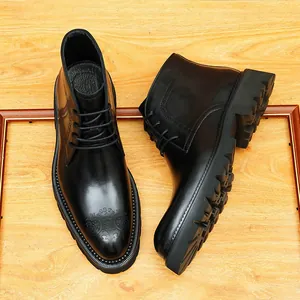 Botas Martin vintage de cuero negro con punta afilada y detalles brogue en suela gruesa.