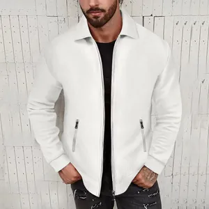 Gros plan sur la texture gaufrée blanche d'une veste décontractée à fermeture éclair