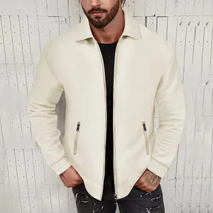 Vue détaillée d'une veste beige gaufrée pour homme avec fermeture éclair et style décontracté