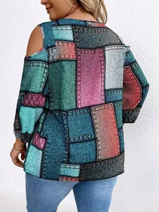 Detailansicht eines schulterfreien Oberteils in Übergröße mit buntem Denim-Patchwork-Print.