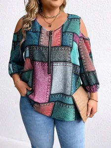Detail der langärmeligen Übergrößen-Bluse mit schulterfreien Ausschnitten und bunten Mustern