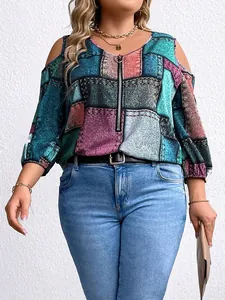Plus Size Oberteil mit freiliegenden Schultern, buntem Patchwork-Muster und Reißverschluss.