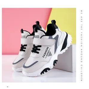 Photo de studio professionnelle de baskets épaisses blanches pour enfants avec texte