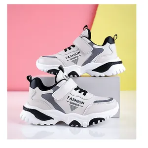 Vue détaillée de côté des baskets chunky pour enfants en blanc cassé et noir élégant
