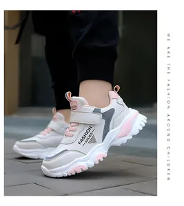 Détail de la vue latérale des baskets blanches et roses respirantes pour filles