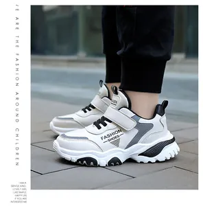 Vue détaillée de baskets en cuir blanc respirant pour enfants avec bandes velcro.