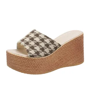 Vue de profil de ces sandales compensées pour femmes en tissu pied-de-poule chic