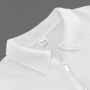 Détail du sweat-shirt en jacquard blanc avec demi-zip, col et fermeture éclair