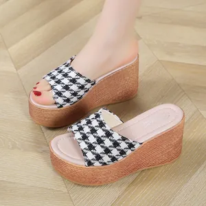 Vue détaillée des mules compensées pour femmes avec motif pied-de-poule noir et blanc