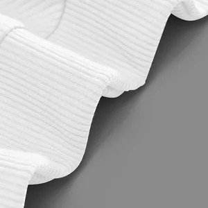 Gros plan sur la texture du tissu jacquard côtelé blanc lourd de 300G d'un sweat vintage