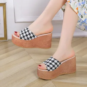 Sandales compensées élégantes pour femmes à motif pied-de-poule et semelle tressée
