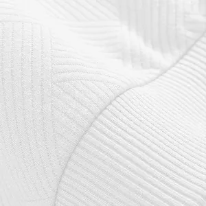 Macro dettaglio visivo del pesante tessuto jacquard bianco per felpa vintage da uomo.