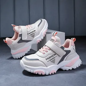 Chaussures papa respirantes pour enfants, blanc et rose, avec scratch et semelle épaisse.