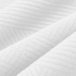 Dettaglio macro del tessuto della felpa in maglia jacquard bianca pesante 300G