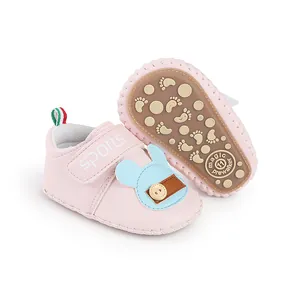 Scarpe da neonato rosa con toppa a forma di orsetto e suola morbida antiscivolo.